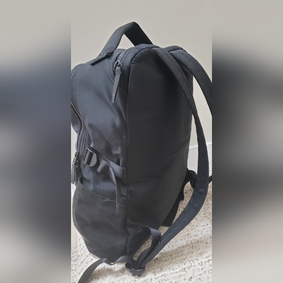 Lululemon New Crew Backpack 20L RARE FIND - Picture 7 of 15